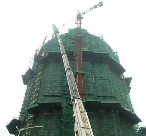 陇西吊车在工地上作业
